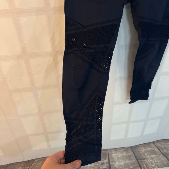 Fabletics mosaic high waisted navy perforated 7/8 leggings size xl - Picture 4 of 9